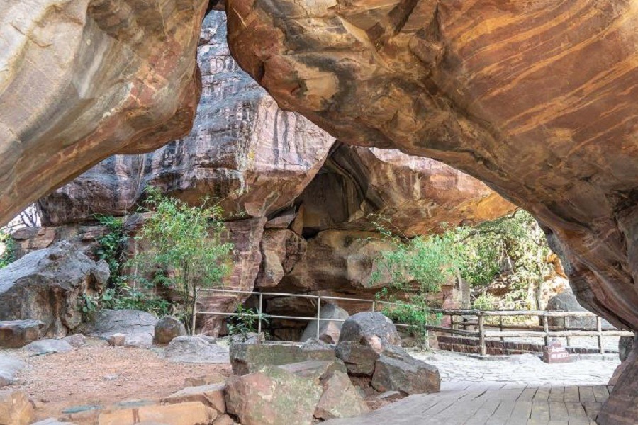 Read more about the article Top 10 Places to Visit in Bhimbetka Rock Shelters